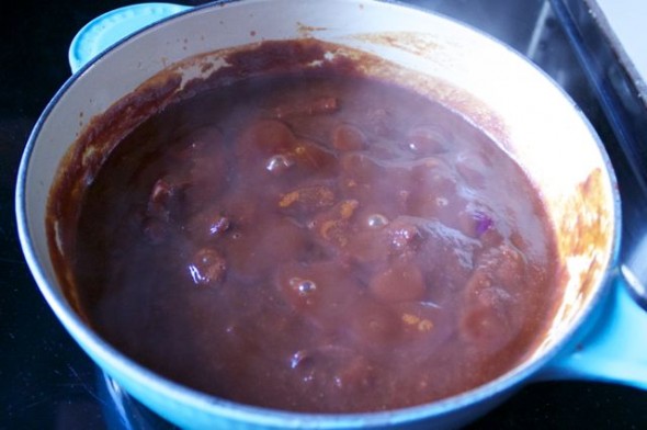 Simmering gluten-free barbecue sauce