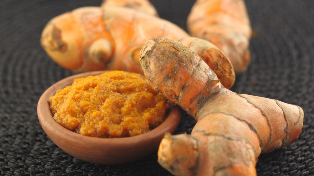 How to make your own turmeric paste and how to use it